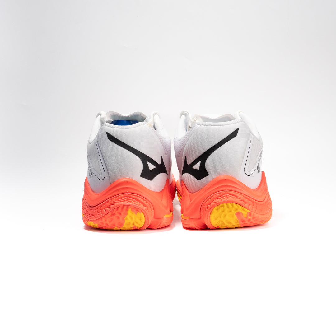 Mizuno รุ่น Wave Lightning Z8